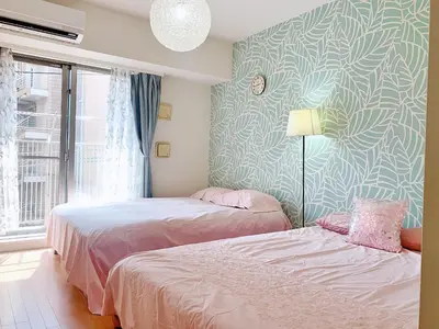 a bedroom with two beds and a wall mural at Ikebukuro Center! Ikebukuro 6min walk! \u6c60\u888b\u4e2d\u5fc3\u5730\u5e26! \u6c60\u888b\u8f66\u7ad9\u6b65\u884c6\u5206! \u516c\u5bd3\u5e72\u6e7f\u5206\u79bb! \u667a\u80fd\u9a6c\u6876! \u9ad8\u901f\u65e0\u9650\u5236\u7f51\u8def!Autolock302 in Tokyo
