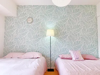 a bedroom with two beds and a wall mural at Ikebukuro Center! Ikebukuro 6min walk! \u6c60\u888b\u4e2d\u5fc3\u5730\u5e26! \u6c60\u888b\u8f66\u7ad9\u6b65\u884c6\u5206! \u516c\u5bd3\u5e72\u6e7f\u5206\u79bb! \u667a\u80fd\u9a6c\u6876! \u9ad8\u901f\u65e0\u9650\u5236\u7f51\u8def!Autolock302 in Tokyo