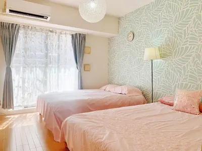 a bedroom with two beds and a window at Ikebukuro Center! Ikebukuro 6min walk! \u6c60\u888b\u4e2d\u5fc3\u5730\u5e26! \u6c60\u888b\u8f66\u7ad9\u6b65\u884c6\u5206! \u516c\u5bd3\u5e72\u6e7f\u5206\u79bb! \u667a\u80fd\u9a6c\u6876! \u9ad8\u901f\u65e0\u9650\u5236\u7f51\u8def!Autolock302 in Tokyo