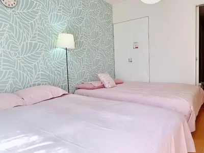 two beds sitting next to each other in a bedroom at Ikebukuro Center! Ikebukuro 6min walk! \u6c60\u888b\u4e2d\u5fc3\u5730\u5e26! \u6c60\u888b\u8f66\u7ad9\u6b65\u884c6\u5206! \u516c\u5bd3\u5e72\u6e7f\u5206\u79bb! \u667a\u80fd\u9a6c\u6876! \u9ad8\u901f\u65e0\u9650\u5236\u7f51\u8def!Autolock302 in Tokyo