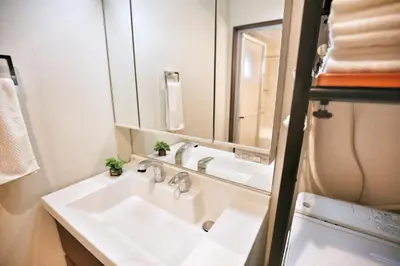 a bathroom with a sink and a mirror at \u30a2\u30ad\u30e9\u5546\u4e8b in Tokyo