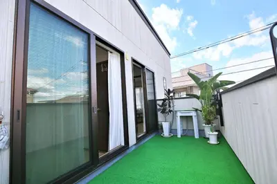 a balcony with green flooring on a building at \u30a2\u30ad\u30e9\u5546\u4e8b in Tokyo