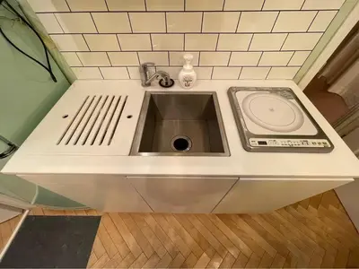 a sink in a small kitchen with a counter top at \u30b6\u30b9\u30bf\u30f3\u30c0\u30fc\u30c9\u30a2\u30d1\u30fc\u30c8\u30e1\u30f3\u30c8\u6e0b\u8c37\u7b39\u585ae\u30eb\u30fc\u30e0 in Tokyo