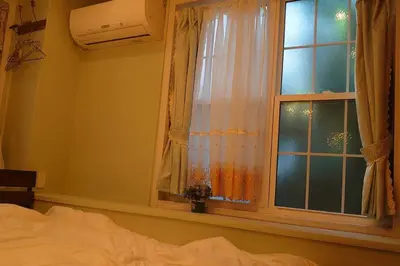 a bedroom with a bed and a window at \u30b6\u30b9\u30bf\u30f3\u30c0\u30fc\u30c9\u30a2\u30d1\u30fc\u30c8\u30e1\u30f3\u30c8\u6e0b\u8c37\u7b39\u585ae\u30eb\u30fc\u30e0 in Tokyo