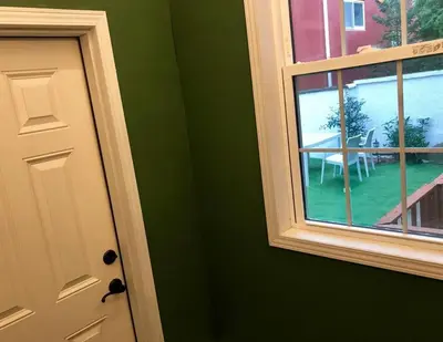 a door with a window and a table in a yard at \u30b6\u30b9\u30bf\u30f3\u30c0\u30fc\u30c9\u30a2\u30d1\u30fc\u30c8\u30e1\u30f3\u30c8\u6e0b\u8c37\u7b39\u585ae\u30eb\u30fc\u30e0 in Tokyo