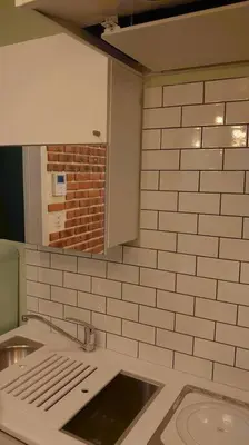 a kitchen with a sink and a mirror at \u30b6\u30b9\u30bf\u30f3\u30c0\u30fc\u30c9\u30a2\u30d1\u30fc\u30c8\u30e1\u30f3\u30c8\u6e0b\u8c37\u7b39\u585ae\u30eb\u30fc\u30e0 in Tokyo