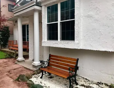 a wooden bench sitting outside of a house at \u30b6\u30b9\u30bf\u30f3\u30c0\u30fc\u30c9\u30a2\u30d1\u30fc\u30c8\u30e1\u30f3\u30c8\u6e0b\u8c37\u7b39\u585ae\u30eb\u30fc\u30e0 in Tokyo