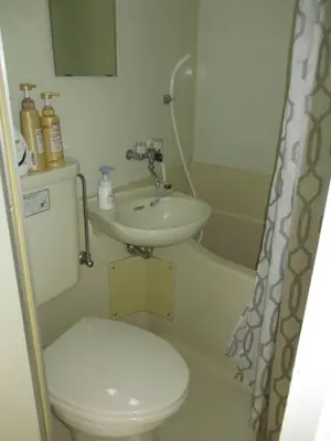 a bathroom with a toilet and a sink and a tub at \u30e9\u30a4\u30aa\u30f3\u30ba\u30de\u30f3\u30b7\u30e7\u30f3\u9053\u7384\u5742\uff42 in Tokyo