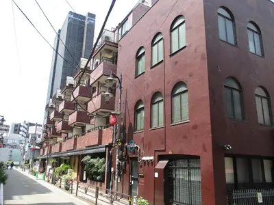 a red brick building on a city street at \u30e9\u30a4\u30aa\u30f3\u30ba\u30de\u30f3\u30b7\u30e7\u30f3\u9053\u7384\u5742\uff42 in Tokyo