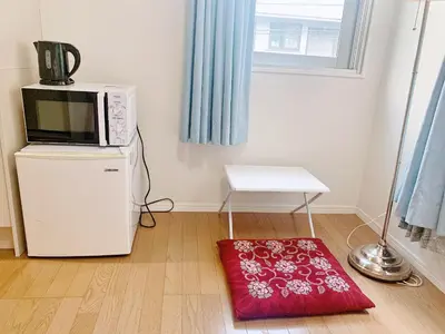 a microwave oven sitting on top of a refrigerator at JR t akadababa subway 5 mins walk! Newly building \u65b0\u7bc9! \u9ad8\u7530\u99ac\u5834\u99c5 \u5f92\u6b69\u570f\u5185\u5927\u4eba\u6c17! Shinjuku\u65b0\u5bbf\u5708!\u9ad8\u901f\u65e0\u9650\u5236Wi-FI BC in Tokyo