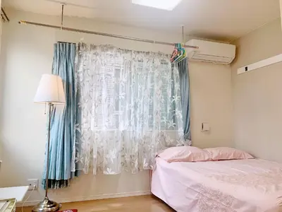 a bedroom with a bed and a window at JR t akadababa subway 5 mins walk! Newly building \u65b0\u7bc9! \u9ad8\u7530\u99ac\u5834\u99c5 \u5f92\u6b69\u570f\u5185\u5927\u4eba\u6c17! Shinjuku\u65b0\u5bbf\u5708!\u9ad8\u901f\u65e0\u9650\u5236Wi-FI BC in Tokyo