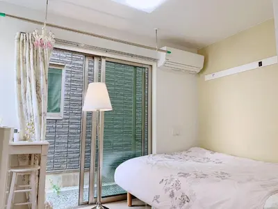 a bedroom with a bed and a large window at JR t akadababa subway 5 mins walk! Newly building \u65b0\u7bc9! \u9ad8\u7530\u99ac\u5834\u99c5 \u5f92\u6b69\u570f\u5185\u5927\u4eba\u6c17! Shinjuku\u65b0\u5bbf\u5708!\u9ad8\u901f\u65e0\u9650\u5236Wi-FI BC in Tokyo