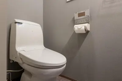 a bathroom with a white toilet in a room at \u30b0\u30e9\u30b9\u30ad\u30e3\u30d3\u30f3\u6d5c\u677e\u753ass Second and third floors in Tokyo