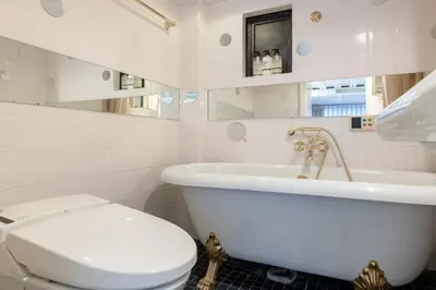 a bathroom with a tub and a toilet and a sink at \u30b0\u30e9\u30b9\u30ad\u30e3\u30d3\u30f3\u6d5c\u677e\u753ass Second and third floors in Tokyo