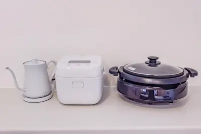 a slow cooker and a toaster sitting on a counter at HOTEL Grand Star Tokyo in Tokyo