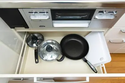 a kitchen with pots and pans on a stove at \u97d3\u56fd\u65b0\u5927\u4e45\u4fdd\u901a\u308a\u3059\u3050\u306e\u4e00\u8ed2\u5bb6\u3067\u697d\u3057\u3080\u6771\u4eac\u65c5\u884c8\u540d\u69d8 Korea Shinokubo off the street A house for 8pax in Tokyo