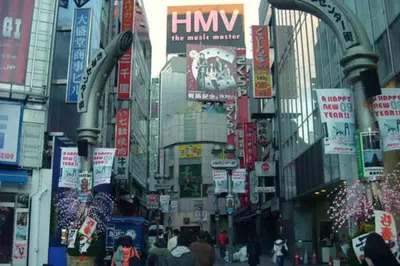 a busy city street with many signs on buildings at \u97d3\u56fd\u65b0\u5927\u4e45\u4fdd\u901a\u308a\u3059\u3050\u306e\u4e00\u8ed2\u5bb6\u3067\u697d\u3057\u3080\u6771\u4eac\u65c5\u884c8\u540d\u69d8 Korea Shinokubo off the street A house for 8pax in Tokyo