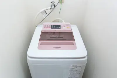 a washing machine sitting on top of a toilet at \u97d3\u56fd\u65b0\u5927\u4e45\u4fdd\u901a\u308a\u3059\u3050\u306e\u4e00\u8ed2\u5bb6\u3067\u697d\u3057\u3080\u6771\u4eac\u65c5\u884c8\u540d\u69d8 Korea Shinokubo off the street A house for 8pax in Tokyo