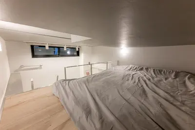 a bedroom with a bed in a room at 24\u5e749\u6708\u30aa\u30fc\u30d7\u30f3 \u767d\u5c71\u99c55\u5206 \u53ce\u5bb912\u4eba \u4e38\u8cb8\u3057\u5207\u308a 101\u5ba4 in Tokyo