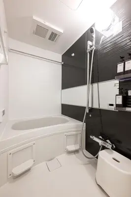 a bathroom with a shower and a bath tub at 24\u5e749\u6708\u30aa\u30fc\u30d7\u30f3 \u767d\u5c71\u99c55\u5206 \u53ce\u5bb912\u4eba \u4e38\u8cb8\u3057\u5207\u308a 101\u5ba4 in Tokyo