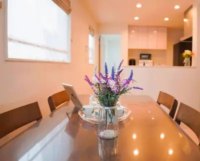 a vase of purple flowers sitting on a table at \u5168\u65b0\u8bbe\u5907\u8bbe\u65bd 3\u5c42102\u5e73\u65b9\u72ec\u680b\u6d0b\u623f4\u5ba41\u53852\u536b2\u4e2a\u6d17\u6fa1\u95f4 \u53a8\u623f\u5b8c\u5907 \u4ea4\u901a\u4fbf\u5229 in Tokyo