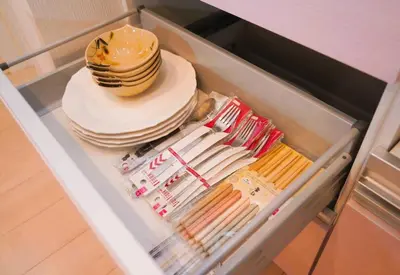 a refrigerator with a stack of plates and a cake at \u5168\u65b0\u8bbe\u5907\u8bbe\u65bd 3\u5c42102\u5e73\u65b9\u72ec\u680b\u6d0b\u623f4\u5ba41\u53852\u536b2\u4e2a\u6d17\u6fa1\u95f4 \u53a8\u623f\u5b8c\u5907 \u4ea4\u901a\u4fbf\u5229 in Tokyo