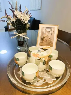 a plate with four cups and a picture on a table at \u5168\u65b0\u8bbe\u5907\u8bbe\u65bd 3\u5c42102\u5e73\u65b9\u72ec\u680b\u6d0b\u623f4\u5ba41\u53852\u536b2\u4e2a\u6d17\u6fa1\u95f4 \u53a8\u623f\u5b8c\u5907 \u4ea4\u901a\u4fbf\u5229 in Tokyo