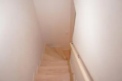 a staircase with wooden floors and a white wall at \u5168\u65b0\u8bbe\u5907\u8bbe\u65bd 3\u5c42102\u5e73\u65b9\u72ec\u680b\u6d0b\u623f4\u5ba41\u53852\u536b2\u4e2a\u6d17\u6fa1\u95f4 \u53a8\u623f\u5b8c\u5907 \u4ea4\u901a\u4fbf\u5229 in Tokyo