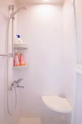 a bathroom with a shower and a toilet and a sink at \u5168\u65b0\u8bbe\u5907\u8bbe\u65bd 3\u5c42102\u5e73\u65b9\u72ec\u680b\u6d0b\u623f4\u5ba41\u53852\u536b2\u4e2a\u6d17\u6fa1\u95f4 \u53a8\u623f\u5b8c\u5907 \u4ea4\u901a\u4fbf\u5229 in Tokyo
