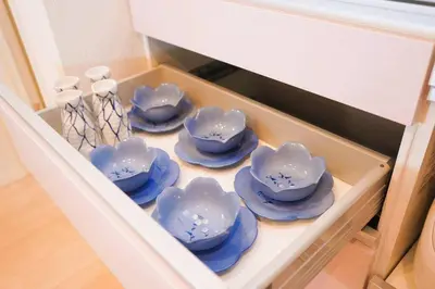 a drawer filled with blue china dishes and utensils at \u5168\u65b0\u8bbe\u5907\u8bbe\u65bd 3\u5c42102\u5e73\u65b9\u72ec\u680b\u6d0b\u623f4\u5ba41\u53852\u536b2\u4e2a\u6d17\u6fa1\u95f4 \u53a8\u623f\u5b8c\u5907 \u4ea4\u901a\u4fbf\u5229 in Tokyo