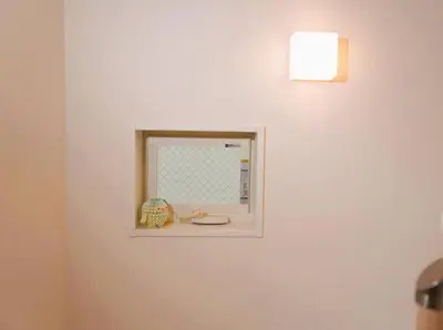 a bathroom with a mirror on a wall at \u5168\u65b0\u8bbe\u5907\u8bbe\u65bd 3\u5c42102\u5e73\u65b9\u72ec\u680b\u6d0b\u623f4\u5ba41\u53852\u536b2\u4e2a\u6d17\u6fa1\u95f4 \u53a8\u623f\u5b8c\u5907 \u4ea4\u901a\u4fbf\u5229 in Tokyo