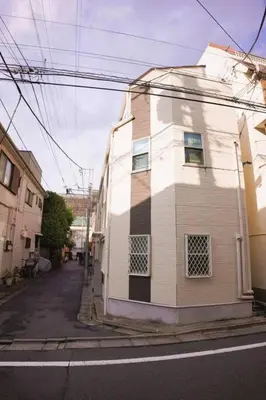 a white building on the side of a street at \u5168\u65b0\u8bbe\u5907\u8bbe\u65bd 3\u5c42102\u5e73\u65b9\u72ec\u680b\u6d0b\u623f4\u5ba41\u53852\u536b2\u4e2a\u6d17\u6fa1\u95f4 \u53a8\u623f\u5b8c\u5907 \u4ea4\u901a\u4fbf\u5229 in Tokyo