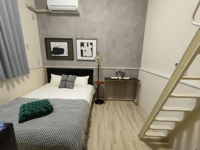 a bedroom with a bed with a green pillow on it at D12\u65b0\u5bbf\u6700\u4e2d\u5fc3 \u4e24\u5ba4 \u65b0\u5927\u4e45\u4fdd\u7ad95\u5206-2 rooms Shinjuku center 5 mins to ST Max 4P \u65b0\u5bbf \u6d89\u8c37 \u8868\u53c2\u9053 \u6c60\u888b \u4e0a\u91ce \u4ee3\u4ee3\u6728 \u94f6\u5ea7 \u539f\u5bbf in Tokyo