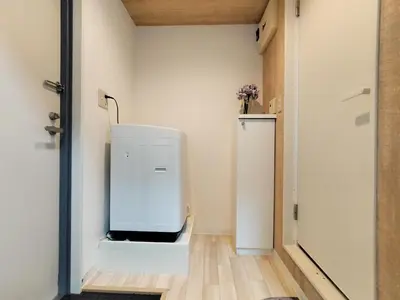 a small white refrigerator in a room with a door at D12\u65b0\u5bbf\u6700\u4e2d\u5fc3 \u4e24\u5ba4 \u65b0\u5927\u4e45\u4fdd\u7ad95\u5206-2 rooms Shinjuku center 5 mins to ST Max 4P \u65b0\u5bbf \u6d89\u8c37 \u8868\u53c2\u9053 \u6c60\u888b \u4e0a\u91ce \u4ee3\u4ee3\u6728 \u94f6\u5ea7 \u539f\u5bbf in Tokyo