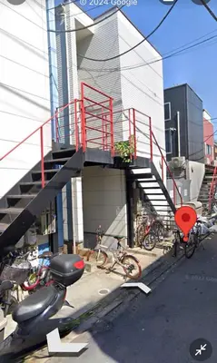 a group of bikes parked next to a building with a staircase at D12\u65b0\u5bbf\u6700\u4e2d\u5fc3 \u4e24\u5ba4 \u65b0\u5927\u4e45\u4fdd\u7ad95\u5206-2 rooms Shinjuku center 5 mins to ST Max 4P \u65b0\u5bbf \u6d89\u8c37 \u8868\u53c2\u9053 \u6c60\u888b \u4e0a\u91ce \u4ee3\u4ee3\u6728 \u94f6\u5ea7 \u539f\u5bbf in Tokyo