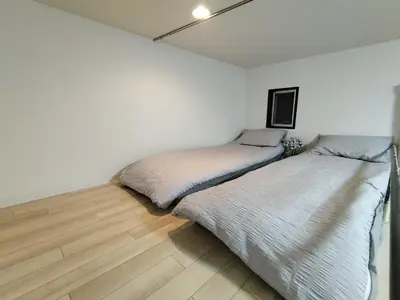 two beds sitting next to each other in a bedroom at D12\u65b0\u5bbf\u6700\u4e2d\u5fc3 \u4e24\u5ba4 \u65b0\u5927\u4e45\u4fdd\u7ad95\u5206-2 rooms Shinjuku center 5 mins to ST Max 4P \u65b0\u5bbf \u6d89\u8c37 \u8868\u53c2\u9053 \u6c60\u888b \u4e0a\u91ce \u4ee3\u4ee3\u6728 \u94f6\u5ea7 \u539f\u5bbf in Tokyo