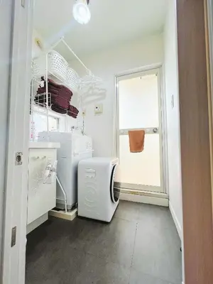 a laundry room with a washing machine and a window at Ikebukuro NO'3 in Tokyo