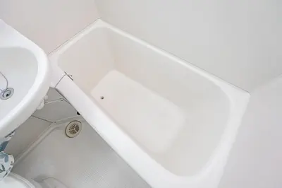 a white bath tub next to a toilet and a sink at \u65b0\u5bbf\u5e02\u4e2d\u5fc3\u6b4c\u821e\u4f0e\u753a\u6771\u65b0\u5bbf\u99c5\u5f92\u6b653\u5206\u9418\u514d\u8cbbWi-Fi in Tokyo