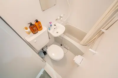 a small bathroom with a toilet and a sink at \u65b0\u5bbf\u5e02\u4e2d\u5fc3\u6b4c\u821e\u4f0e\u753a\u6771\u65b0\u5bbf\u99c5\u5f92\u6b653\u5206\u9418\u514d\u8cbbWi-Fi in Tokyo