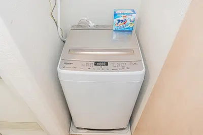 a washer and dryer in the corner of a room at \u65b0\u5bbf\u5e02\u4e2d\u5fc3\u6b4c\u821e\u4f0e\u753a\u6771\u65b0\u5bbf\u99c5\u5f92\u6b653\u5206\u9418\u514d\u8cbbWi-Fi in Tokyo