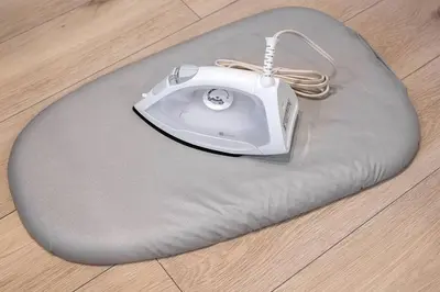a white telephone on a rug on a floor at 24\u5e749\u6708\u30aa\u30fc\u30d7\u30f3 \u767d\u5c71\u99c55\u5206 \u53ce\u5bb95\u4eba \u4e38\u8cb8\u3057\u5207\u308a 102\u5ba4 in Tokyo