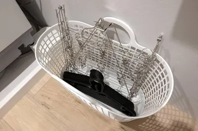 a white shopping basket sitting on top of a floor at 24\u5e749\u6708\u30aa\u30fc\u30d7\u30f3 \u767d\u5c71\u99c55\u5206 \u53ce\u5bb95\u4eba \u4e38\u8cb8\u3057\u5207\u308a 102\u5ba4 in Tokyo