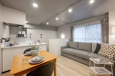 a living room with a couch and a table at 24\u5e749\u6708\u30aa\u30fc\u30d7\u30f3 \u767d\u5c71\u99c55\u5206 \u53ce\u5bb95\u4eba \u4e38\u8cb8\u3057\u5207\u308a 102\u5ba4 in Tokyo