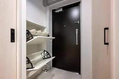 a walk in closet with a black door and shelves at 24\u5e749\u6708\u30aa\u30fc\u30d7\u30f3 \u767d\u5c71\u99c55\u5206 \u53ce\u5bb95\u4eba \u4e38\u8cb8\u3057\u5207\u308a 102\u5ba4 in Tokyo