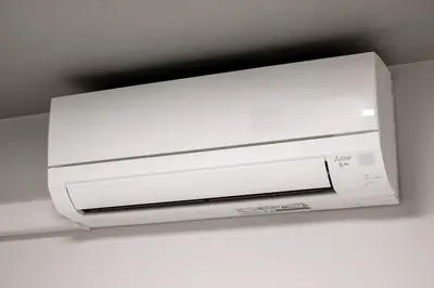a white microwave oven hanging from a ceiling at 24\u5e749\u6708\u30aa\u30fc\u30d7\u30f3 \u767d\u5c71\u99c55\u5206 \u53ce\u5bb95\u4eba \u4e38\u8cb8\u3057\u5207\u308a 102\u5ba4 in Tokyo