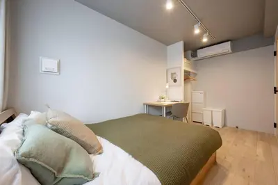 a bedroom with a bed and a desk in a room at 24\u5e749\u6708\u30aa\u30fc\u30d7\u30f3 \u767d\u5c71\u99c55\u5206 \u53ce\u5bb92\u4eba \u4e38\u8cb8\u3057\u5207\u308a 201\u5ba4 in Tokyo