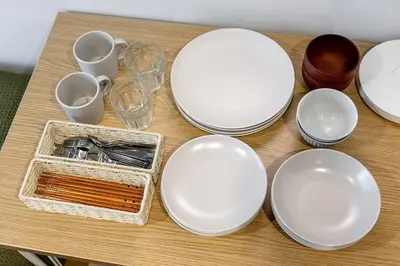 a table with white plates and utensils on it at 24\u5e749\u6708\u30aa\u30fc\u30d7\u30f3 \u767d\u5c71\u99c55\u5206 \u53ce\u5bb92\u4eba \u4e38\u8cb8\u3057\u5207\u308a 201\u5ba4 in Tokyo