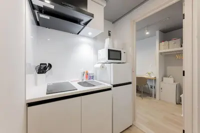 a white kitchen with a microwave and a refrigerator at 24\u5e749\u6708\u30aa\u30fc\u30d7\u30f3 \u767d\u5c71\u99c55\u5206 \u53ce\u5bb92\u4eba \u4e38\u8cb8\u3057\u5207\u308a 201\u5ba4 in Tokyo