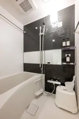 a bathroom with a shower and a toilet in it at 24\u5e749\u6708\u30aa\u30fc\u30d7\u30f3 \u767d\u5c71\u99c55\u5206 \u53ce\u5bb92\u4eba \u4e38\u8cb8\u3057\u5207\u308a 201\u5ba4 in Tokyo