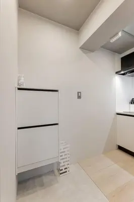 an empty room with white walls and a kitchen at 24\u5e749\u6708\u30aa\u30fc\u30d7\u30f3 \u767d\u5c71\u99c55\u5206 \u53ce\u5bb92\u4eba \u4e38\u8cb8\u3057\u5207\u308a 201\u5ba4 in Tokyo